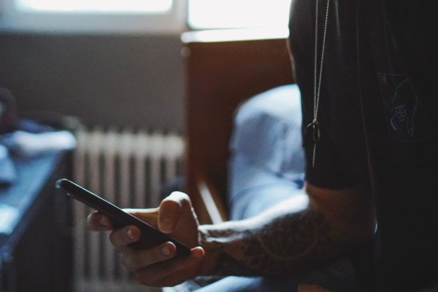 Pole elektromagnetyczne a uzależnienie od telefonów komórkowych